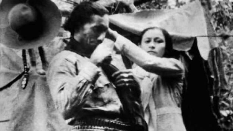 Um raro caso de foto espontânea do casal: a imagem de Maria penteando os cabelos de Lampião foi registrada durante a filmagem de um documentário sobre o cangaço  - Benjamin Abrahão - Benjamin Abrahão