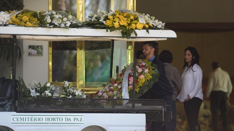 Coroas de flores são retiradas para a cerimônia de cremação de Beatriz Segall  - Francisco Cepada/AgNews - Francisco Cepada/AgNews