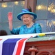 Rainha Elizabeth 2ª acena para o público - Getty Images
