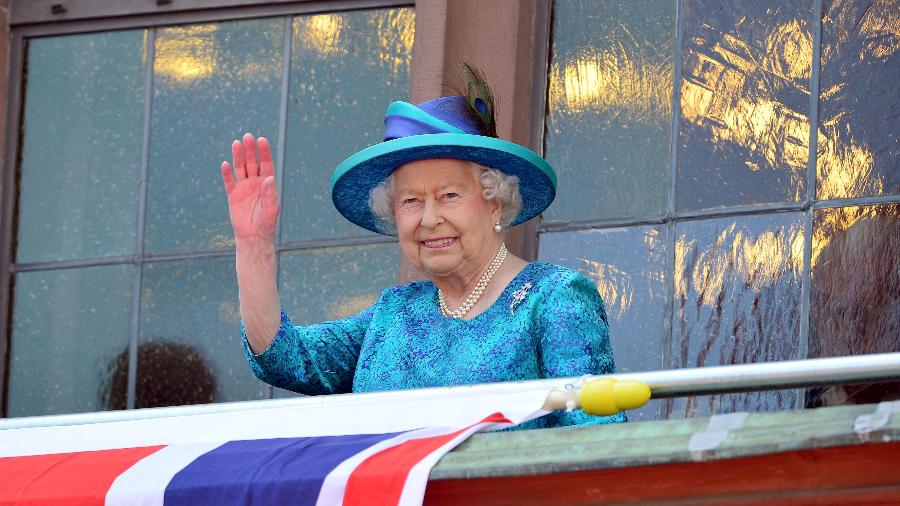 Rainha Elizabeth 2ª acena para o público - Getty Images