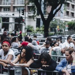 Com mais de 5 mil pessoas na fila, fãs enfrentam chuva para comprar ingressos para o show do BTS no Allianz Parque, em São Paulo - Carine Wallauer/UOL