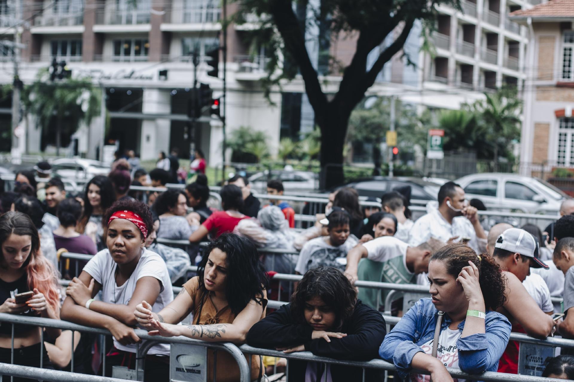 Com mais de 5 mil pessoas na fila, fãs enfrentam chuva para comprar ingressos para o show do BTS no Allianz Parque, em São Paulo - Carine Wallauer/UOL
