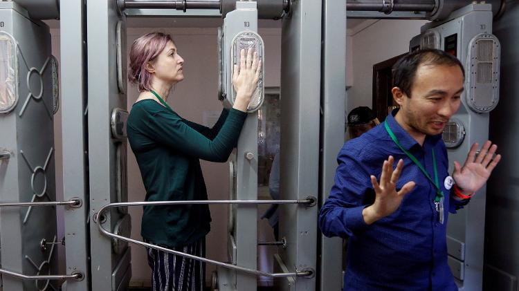 Visitantes passam para o posto de controle radiológico após visitar a usina nuclear de Chernobyl - Valentyn Ogirenko/Reuters - Valentyn Ogirenko/Reuters