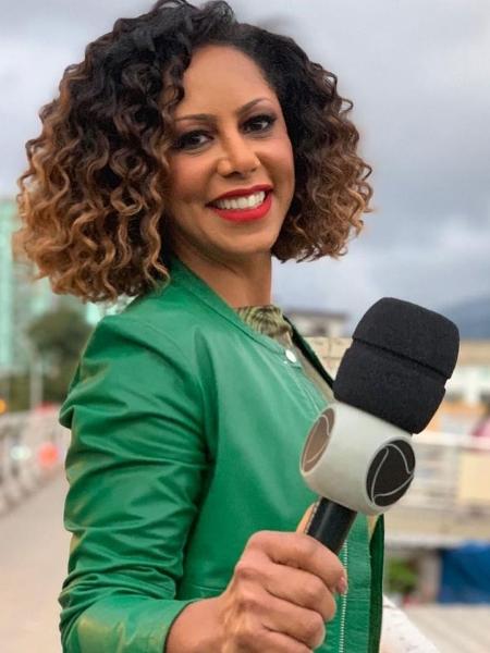 Valéria Valenssa com o microfone da Record - Reprodução/ Instagram