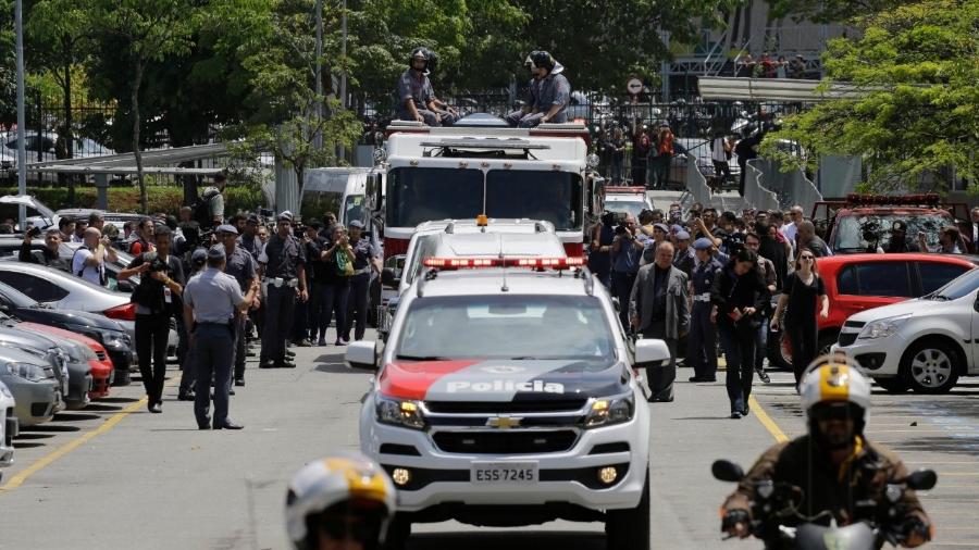 Caminhão de bombeiros com caixão de Gugu Liberato foi acompanhado por viaturas de polícia - Nelson Antoine/UOL