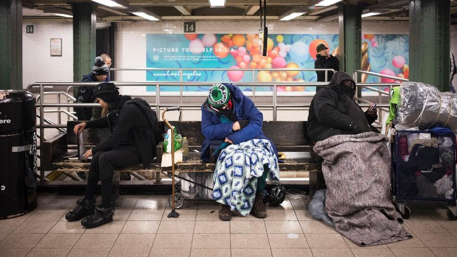 Pessoas sem teto no metrô de Nova York - Eric Kitayama/iStock