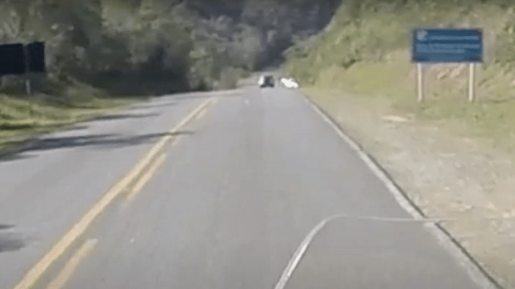 O legal de viajar de moto é que Strada passa voando meme vídeo acidente viralizou - Reprodução - Reprodução