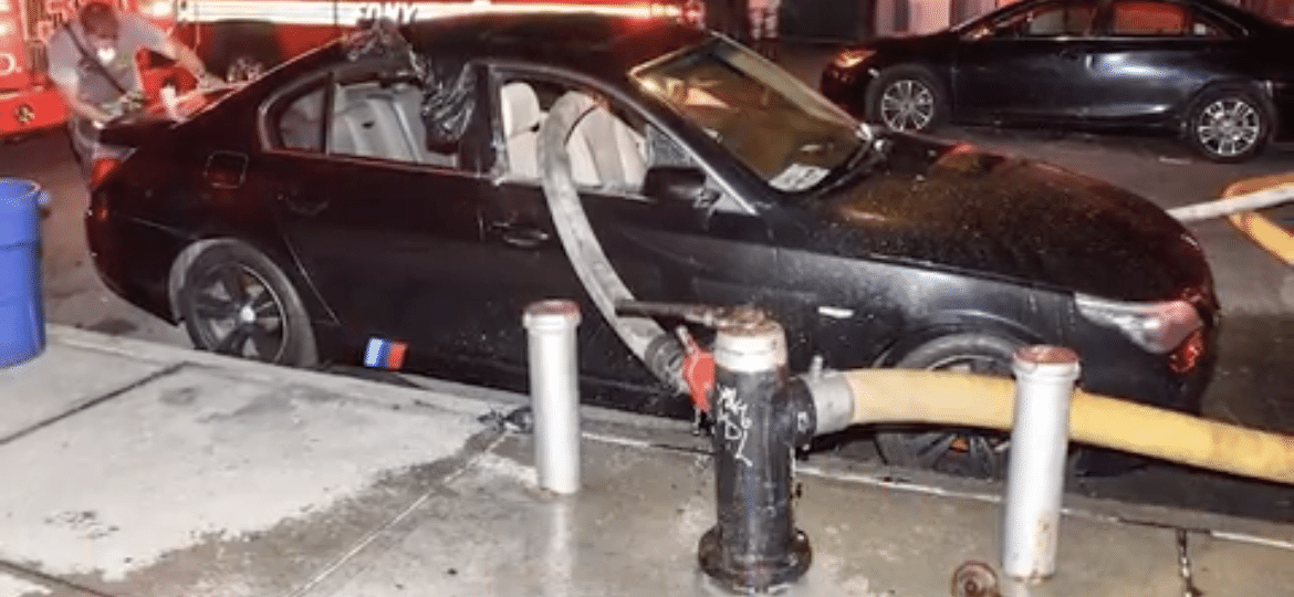 Bombeiros detonaram os vidros laterais do BMW estacionado irregularmente para levar água o mais perto possível do incêndio em um prédio de 3 andares - Reprodução