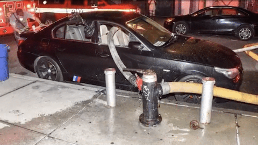 Bombeiros quebraram os vidros de BMW nos EUA para acessarem hidrante; lei autoriza prática no Brasil, mas prevê indenização - Reprodução