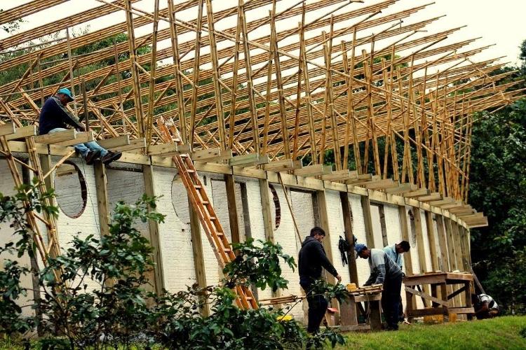 Construção em bambu do Pavilhão das Oficinas do Ekôa Park, em Morretes, no Paraná - Lúcio Ventania - Lúcio Ventania