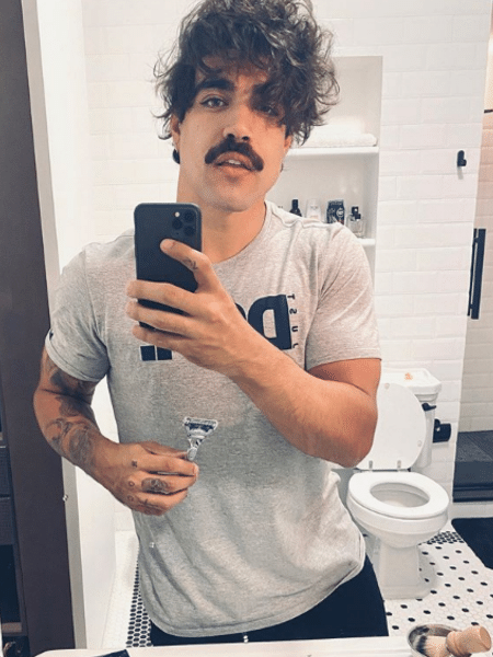 Caio Castro exibiu novo visual em seu Instagram e bigode foi comparado com o de outros famosos - Reprodução/Instagram/@caiocastro