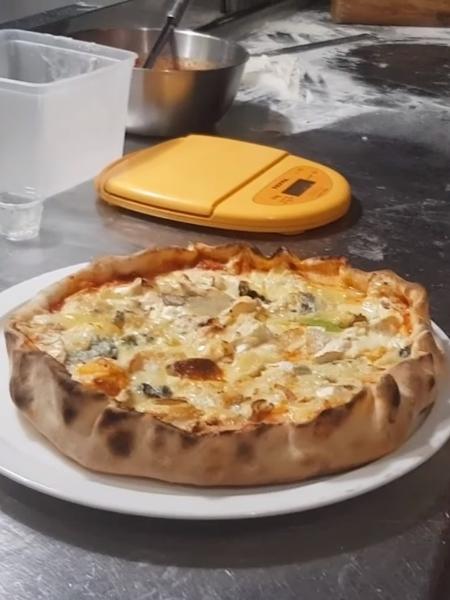 Chef francês Benoit Bruel usou pequenas porções de queijos para elaborar uma pizza; cada pedaço tem variedades próprias - Reprodução
