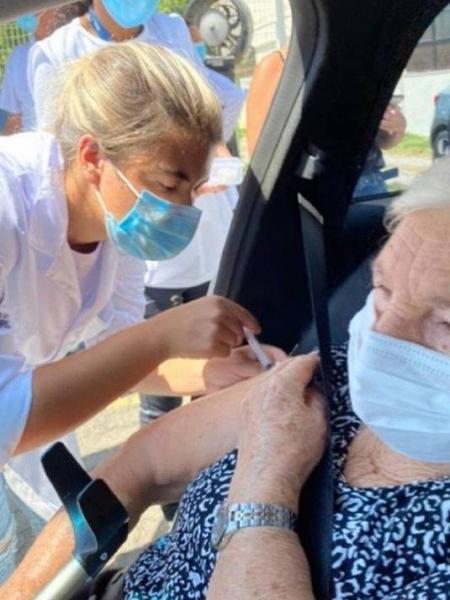Aos 94 anos, avó de Felipe e Lucas Neto recebe vacina contra a covid-19 - Reprodução/Twitter