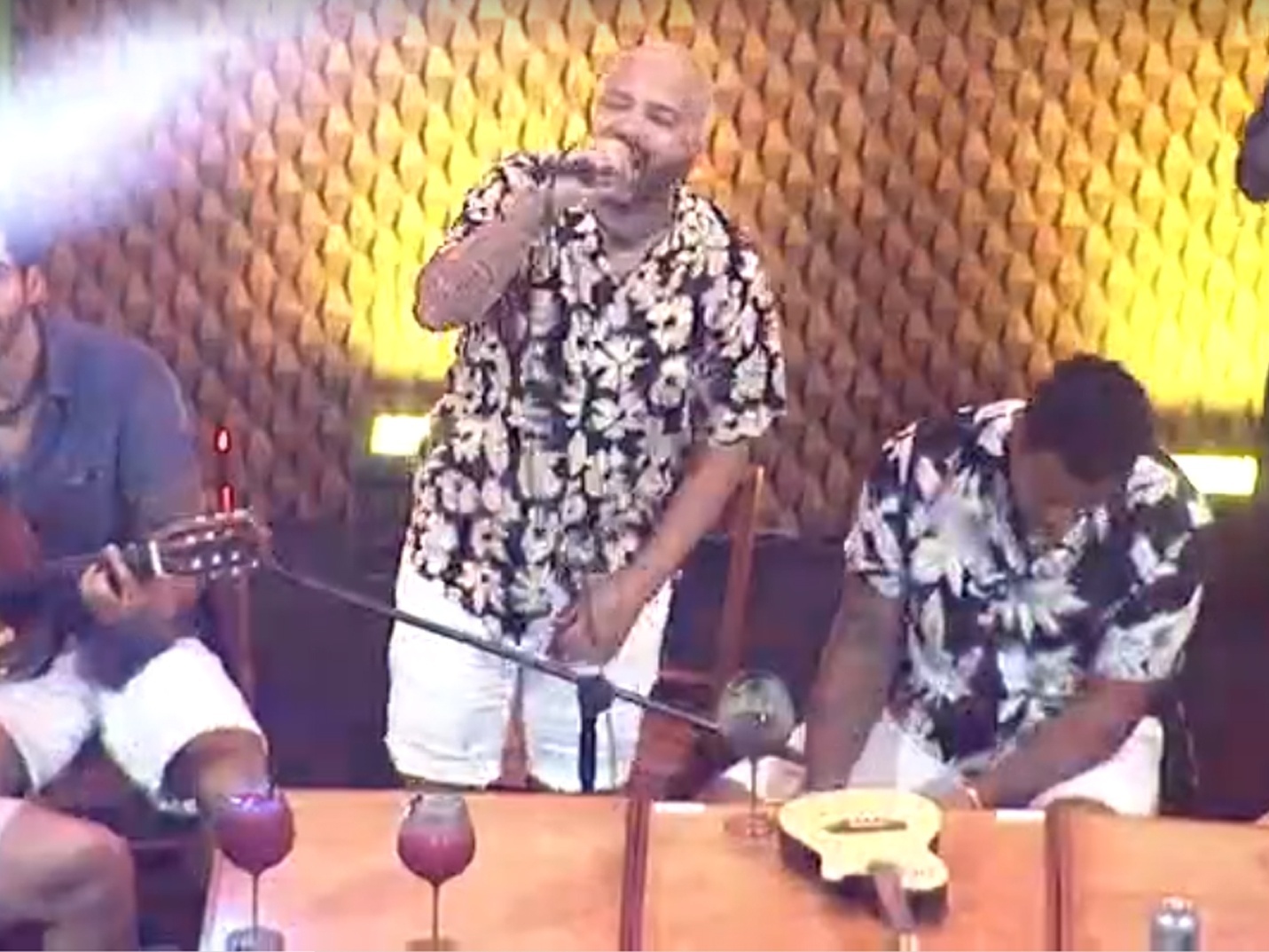 Desce: Festa do líder tem Projota, Rodolffo e Fiuk fazendo show ao vivo
