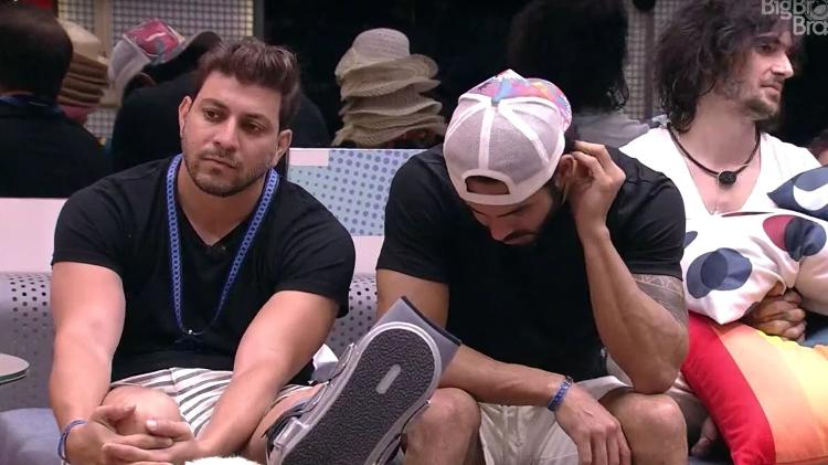 BBB 21: Caio conversa com Rodolffo na sala - Reprodução/ Globoplay - Reprodução/ Globoplay