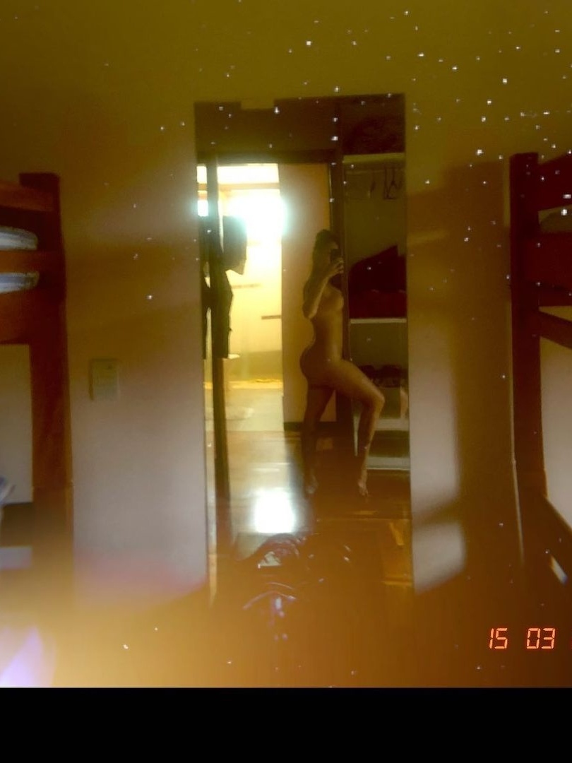 Pitty posa nua e é elogiada por Bruna Marquezine e Iza