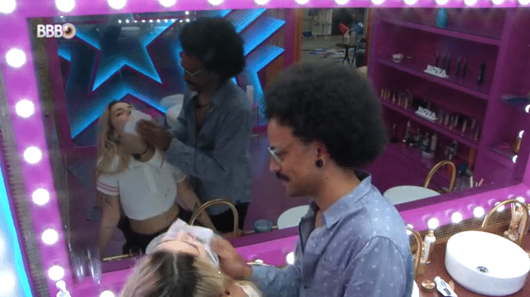 BBB 21: João Luiz cuida de Viih Tube bêbada - Reprodução/Globoplay - Reprodução/Globoplay