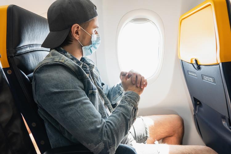 Avião com cadeira em posição vertical - Getty Images/iStockphoto - Getty Images/iStockphoto