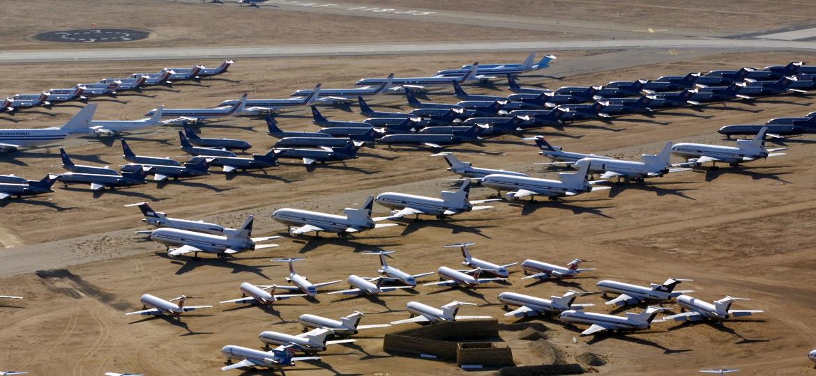 Pátio a céu aberto recebe aeronaves antigas para desmonte e é estacionamento de aviões - Mike Fiala/Getty Images