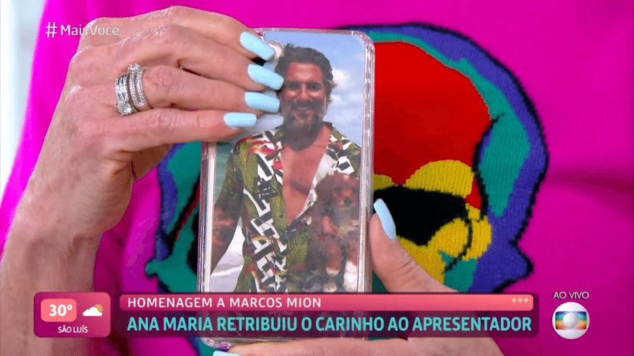 Ana Maria mostrou a capinha do seu celular com a foto de Mion no "Mais Você" - Reprodução/Globoplay