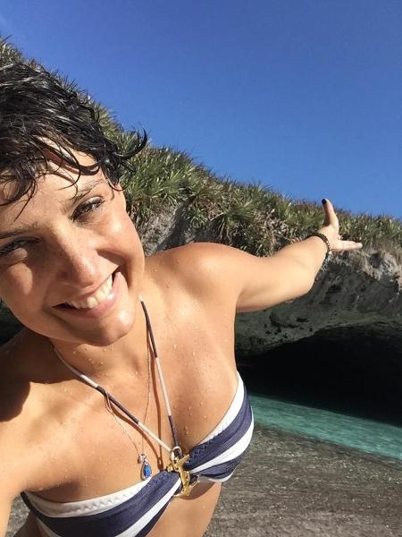 A escritora Flavia Flores com o biquíni comprado logo após o diagnóstico de câncer de mama - Arquivo Pessoal
