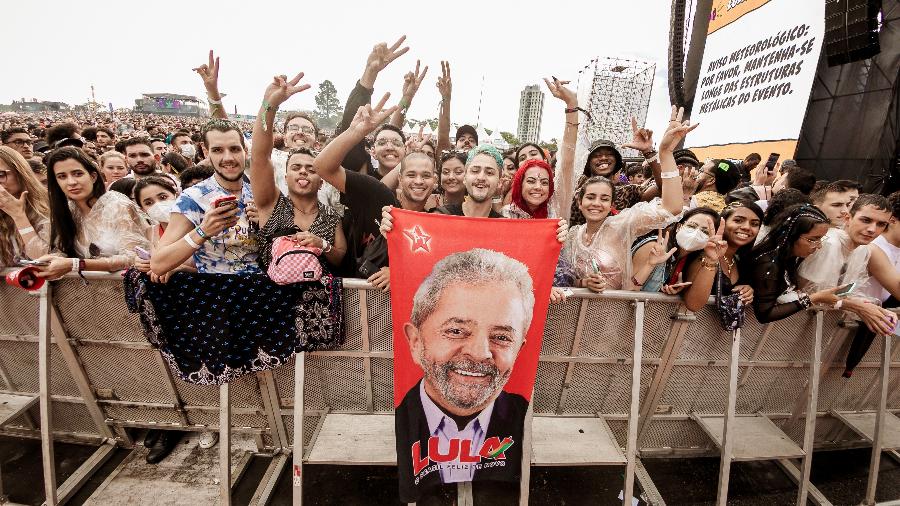 Saymon Souza levou a bandeira de Lula que causou polêmica com Pabllo Vittar no primeiro dia de Lollapalooza - Mariana Pekin/UOL