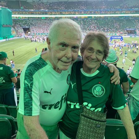 Ileana Pascale, de 76 anos, e seu irmão, Jose Roberto Stinchi, de 80, juntos na final do Paulistão em 2022. Eles ficaram em pé, gritaram e torceram o jogo todo.  - Rafaela Polo