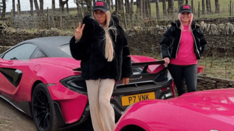 Katie Price ao lado de sua Ferrari e também de uma McLaren pink - Reprodução/Instagram
