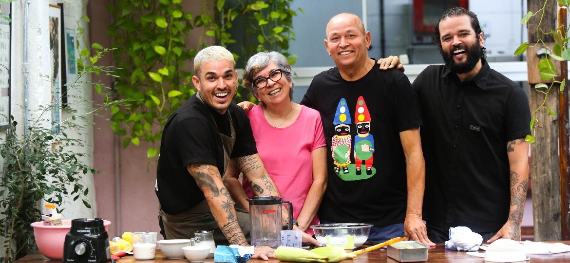 Em família: chef Yuri Machado (primeiro à esq.) com mãe, Bernadete, o pai, Lino, e o irmão Alan - Ricardo Labastier/UOL