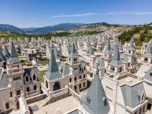 Disney turca? Conheça a 'cidade fantasma' que virou cemitério de castelos