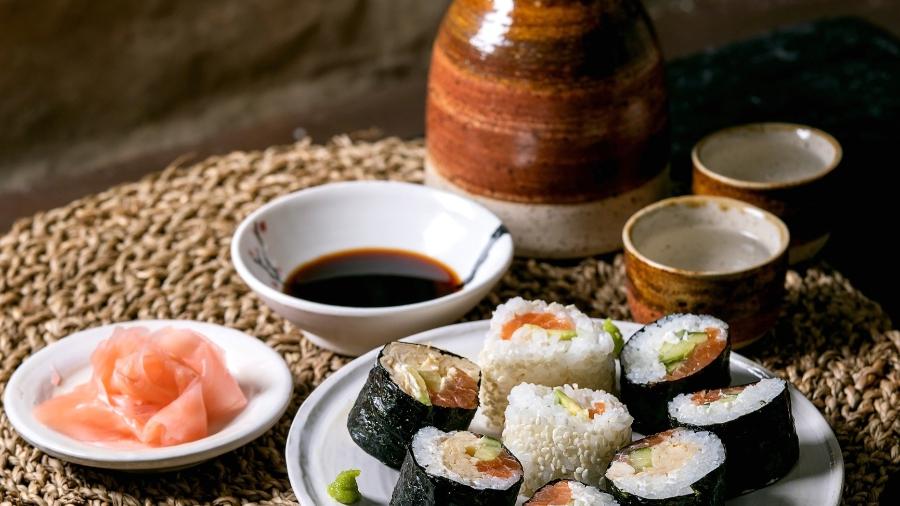 Saquês e sushis, uma combinação tipicamente japonesa - NatashaBreen/Getty Images/iStockphoto