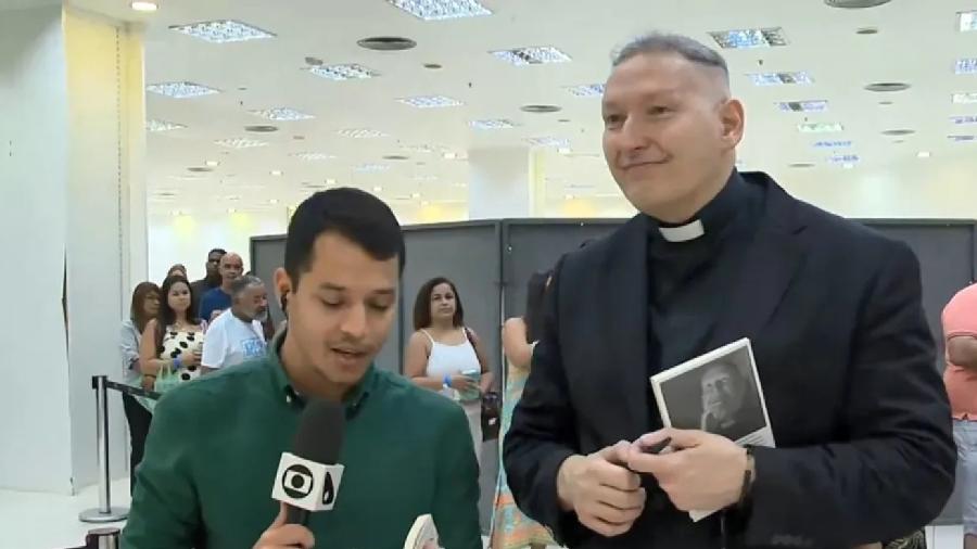 O padre Marcelo Rossi se emocionou com relato do repórter João Brito - Reprodução/TV Gazeta