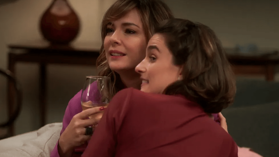 Clara (Regiane Alves) e Helena (Priscila Steinman) em Vai na Fé: beijos censurados - Reprodução/TV Globo