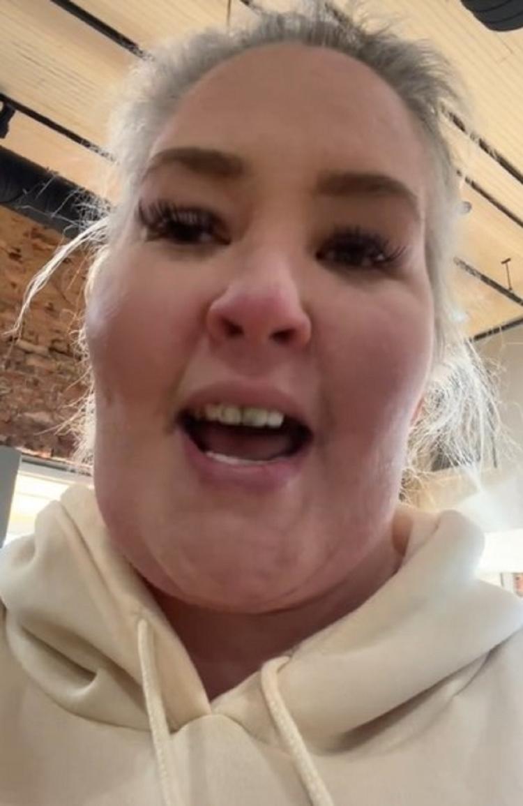 Mama June com dentes sujos após tratamento