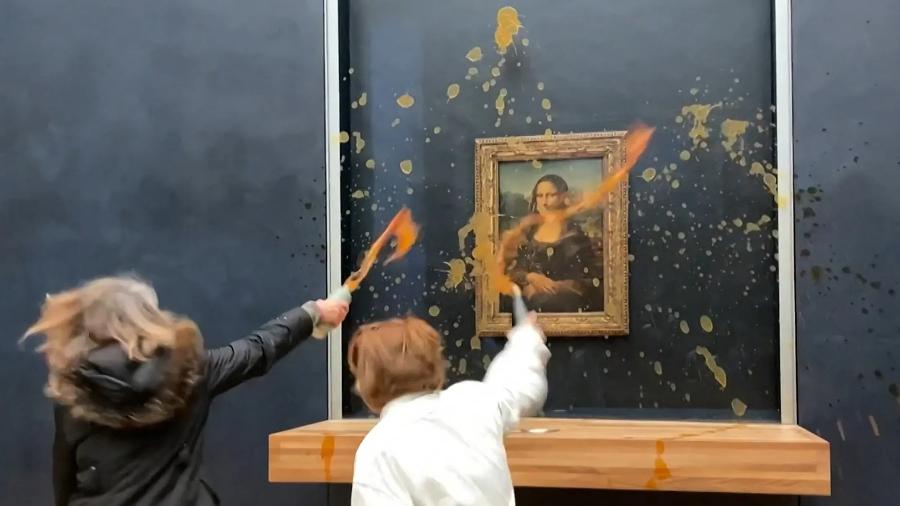 Manifestantes jogam sopa na Mona Lisa, no museu do Louvre, em Paris