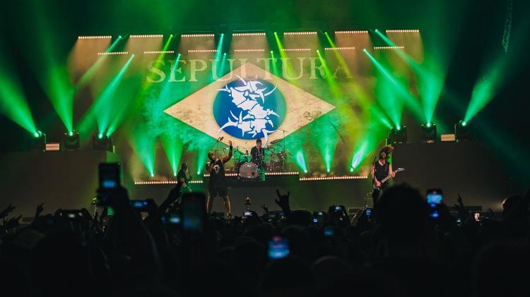 Telão exibe a clássica bandeira do Brasil do Sepultura na primeira noite da turnê de despedida da banda mineira, em Belo Horizonte