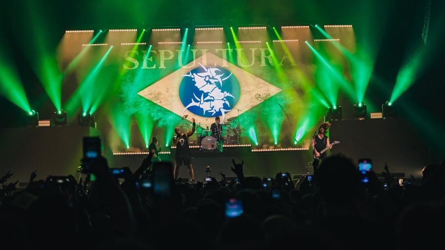 Telão exibe a clássica bandeira do Brasil do Sepultura na primeira noite da turnê de despedida da banda mineira, em Belo Horizonte
