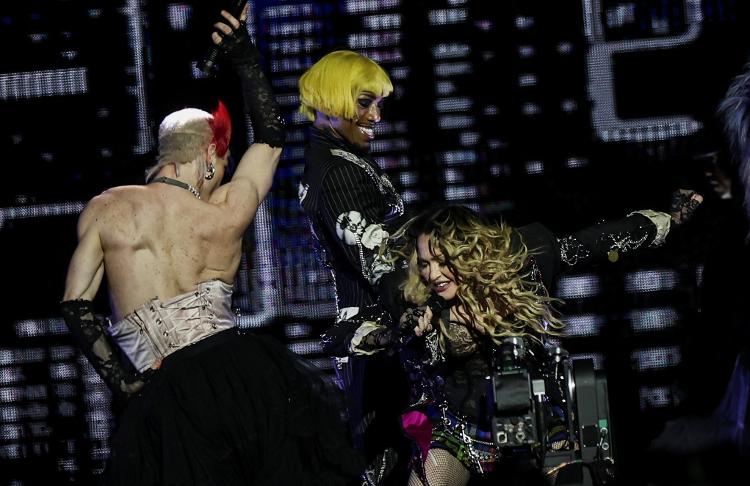 Madonna com seus dançarinos no show em Copacabana