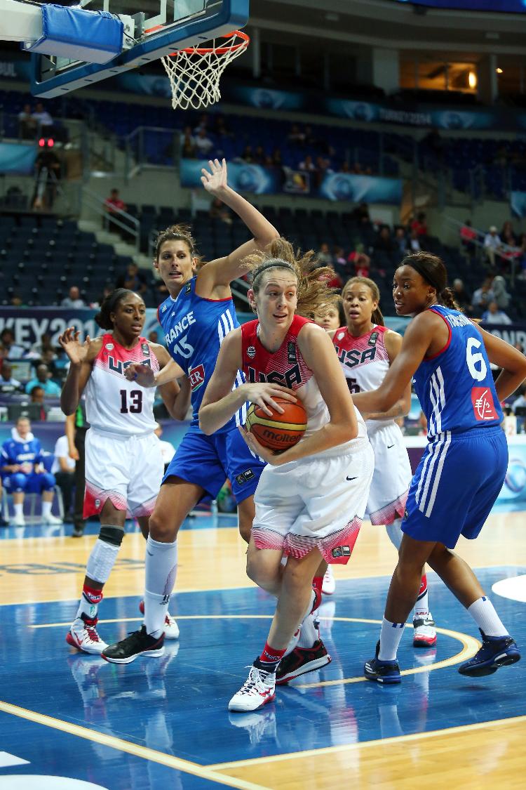 Breanna Stewart com a bola em partida de 2014