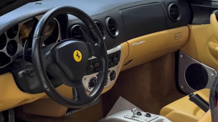 Está como nova: detalhe do interior da Ferrari 360 Modena, agora higienizado e bem cuidado