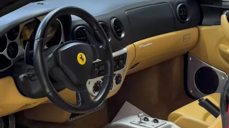 Está como nova: detalhe do interior da Ferrari 360 Modena, agora higienizado e bem cuidado - Divulgação - Divulgação