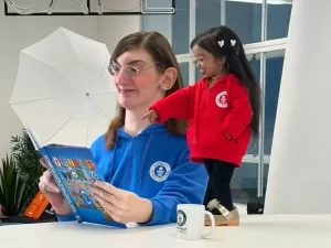 Mulheres mais baixa e mais alta do mundo se encontram em evento do Guinness