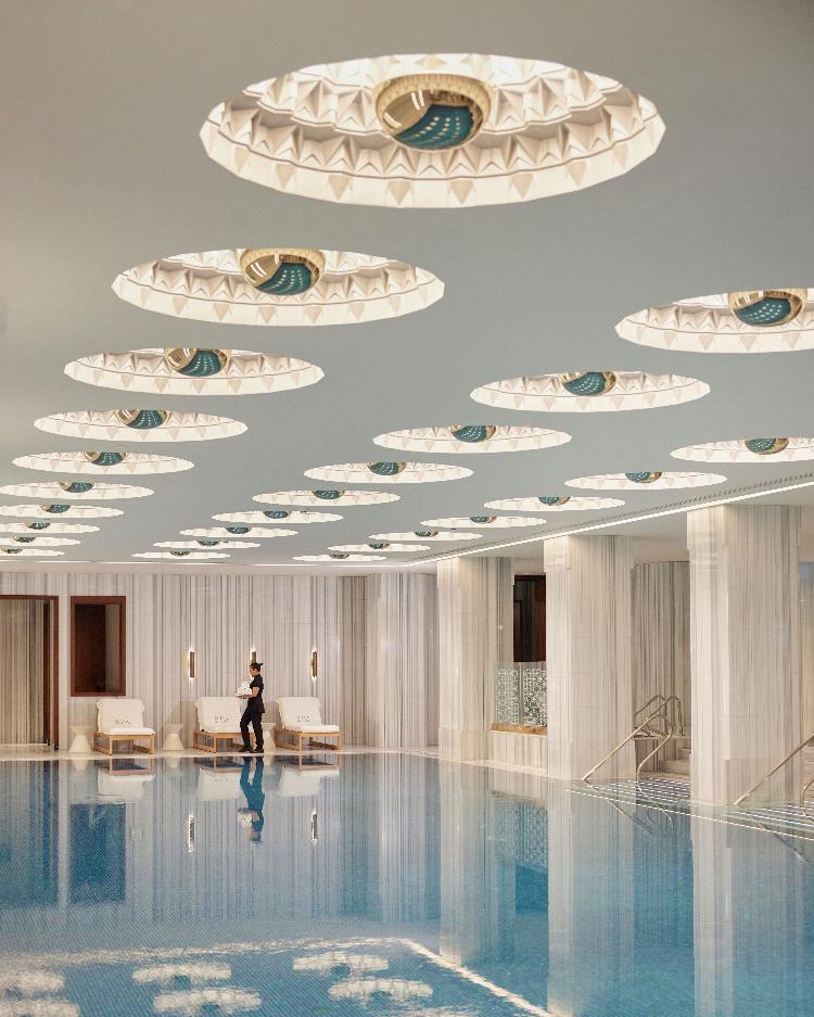 A piscina interna do The Peninsula: restauração meticulosa recuperou pisos, vitrais e revestimentos