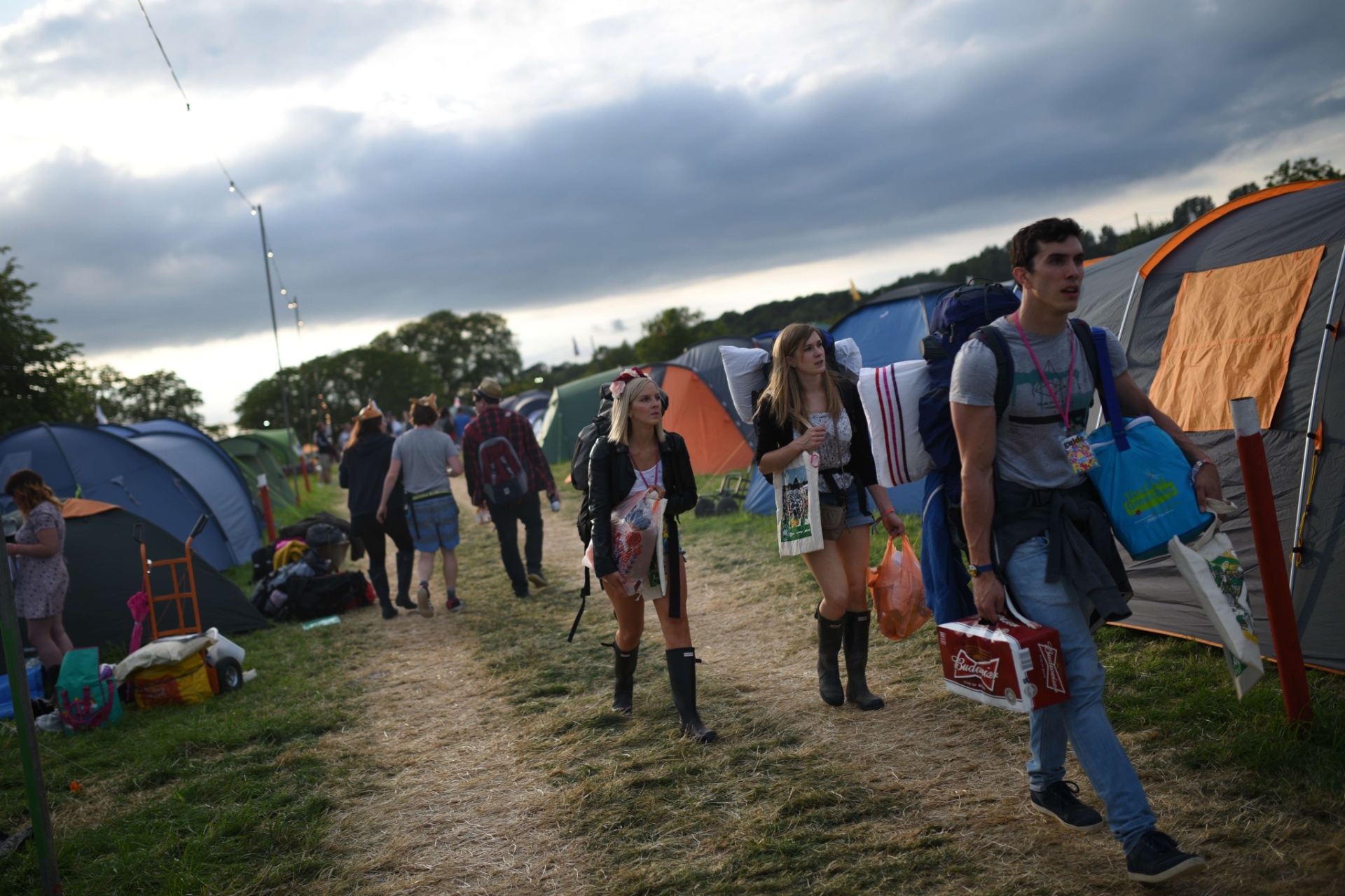 24.jun.2015 - Fãs chegam para acampar em Glastonbury durante os quatro dias de festival. - Oli Scarff/AFP