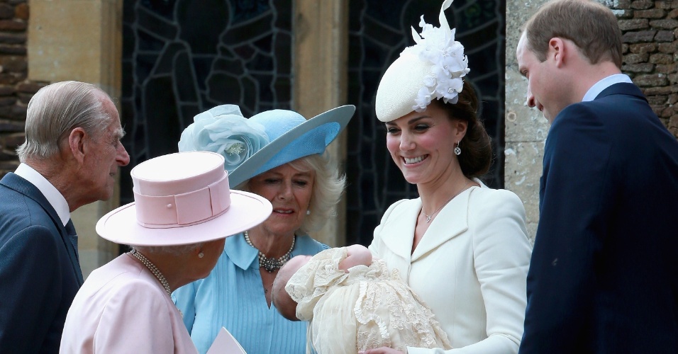5.jul.2015 - Kate Middleton, duquesa de Cambridge, conversa com a rainha Elizabeth 2ª e outros familiares na saída do batizado de Charlotte. Esta é a primeira vez que os duques de Cambridge aparecem em público junto de Charlotte e seu irmão mais velho, o príncipe George, nascido em 2013.