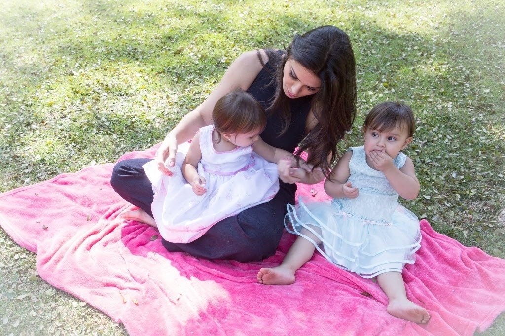 Casada há sete anos com o cantor Leandro, Natália se realizou com a gravidez gemelar. ?Sou filha única, a vida inteira desejei um irmão. Mas, quando engravidei, nem pensei nessa possibilidade. Foi uma surpresa muito boa?, afirma. Ao longo do primeiro trimestre a gestação correu bem mas, no quinto mês, Natália teve um descolamento da placenta, o que fez com que ela precisasse fazer repouso absoluto até o nascimento das crianças - Aline Arruda/UOL