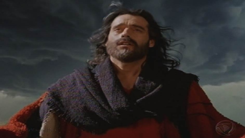 10.nov.2015 -Em "Os Dez Mandamentos", Moisés ouve a voz de Deus, que pede que os hebreus não temam o exército egípcio e marche - Reprodução/Record