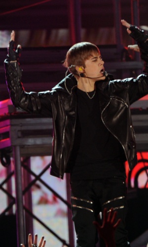 13.fev.2011 - O cantor Justin Bieber se apresenta na 53ª Cerimônia de Premiação do Grammy, em Los Angeles
