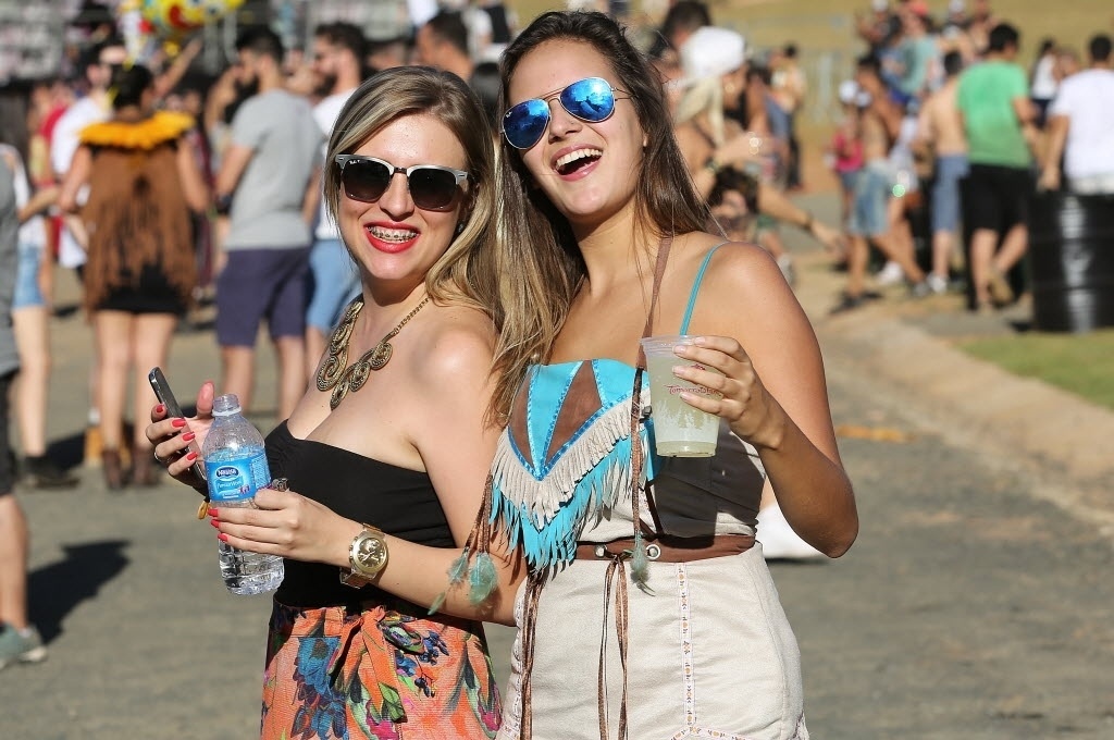 21.abr.2016 - Sol forte no interior paulista faz o público apelar para a pouca roupa no parque Maeda - Flávio Florido/UOL