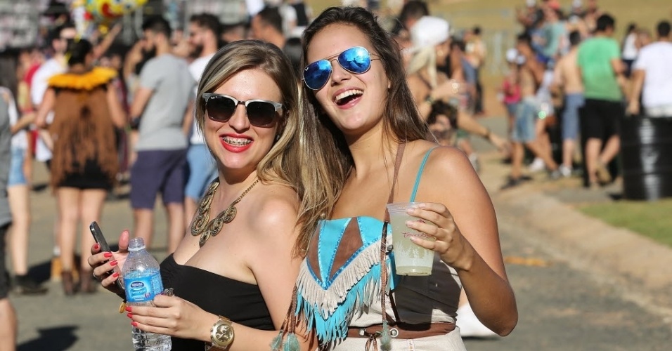 21.abr.2016 - Sol forte no interior paulista faz o público apelar para a pouca roupa no parque Maeda